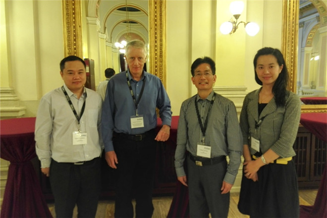云顶国际院长滕乐法(左三)与Monash大学云顶国际院长Colm Kearnery(左二)合影