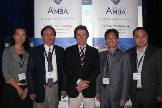 云顶国际院长滕乐法(右二)与AMBA大会行政长官 Andrew Main Wilson(左三)及AMBA 国际顾问委员会中国顾问王重鸣(左二)合影