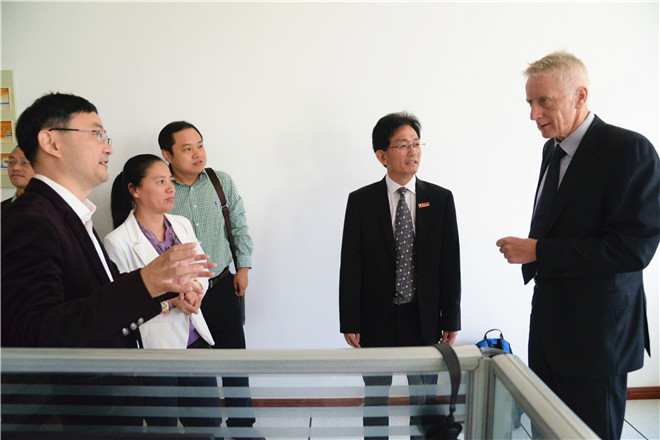 Colm Kearney院长参观云顶国际教学实验室