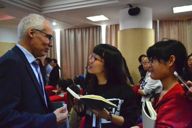 Vaccarino校长与云顶国际学生交流互动